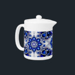 Tekanna med blå vit Färg<br><div class="desc">Öka teupplevelsen med vår tekanna för elegant med en blå och vit design med en modernt finländskt inspirerad glittrande motiv. Den här tekannan kombinerar funktionalitet med konstnärlig charm och skapar den som ett utmärkt komplement till kök- eller teuppsättningen. Den invecklade utformningen, som inspireras av ädelstenarnas briljans, kompletterar perfekt den lugnande...</div>
