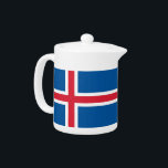 Tekanna med flagga av Island<br><div class="desc">Den här tekannan med flagga av Island ger dig en fingervisning om det isländska pridet till din tetid och erbjuder både ett funktionellt och dekorativt tillägg till din samling. Konstruktionen har den isländska flagga slående röda, vita och blå färg, som skapar ett visuellt tilltalande biet som hedrar Islandets arv. Oavsett...</div>