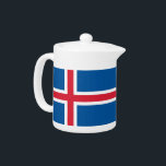 Tekanna med flagga av Island<br><div class="desc">Den här tekannan med flagga av Island ger dig en fingervisning om det isländska pridet till din tetid och erbjuder både ett funktionellt och dekorativt tillägg till din samling. Konstruktionen har den isländska flagga slående röda, vita och blå färg, som skapar ett visuellt tilltalande biet som hedrar Islandets arv. Oavsett...</div>
