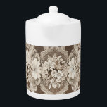 Tekanna med Vintage Snöre Cream & Mörk Brown<br><div class="desc">Tekanna med grädde och en mörk brunfaux snöre-design med en liten mängd ljusblått i några av blommorna. Tack vare Kreativet Fabrica för en del av inslag i designen.</div>