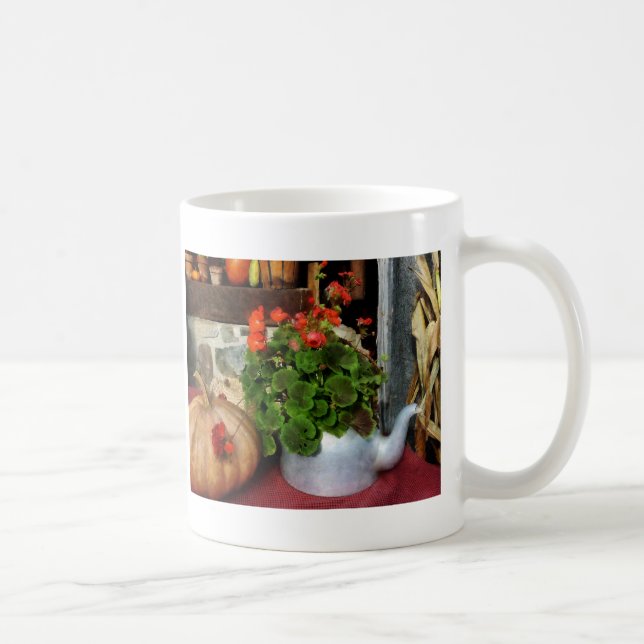 Tekanna som fylls med pelargoner kaffemugg (Höger)