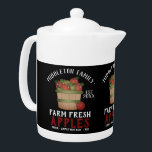 Tekannan för Färskt äpple Basket<br><div class="desc">🥇 EN ORIGINAL COPYRIGHT ART DESIGN AV Donna Siegrist, ENDAST TILLGÄNGLIG PÅ ZAZZLE! Rustic Farmhouse Tekanna. Färskt äpple - på ett redo för svart bakgrundsdesign som du kan anpassa. Den här tekannan kan vara personlig med namn och ett testdatum. Gör en underbar gåva till husuppvärmningen, en julklapp osv... - NOTE:...</div>
