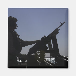 Tekniker som bemannar en maskingevär M240 i Irak Magnet