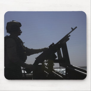 Tekniker som bemannar en maskingevär M240 i Irak Musmatta