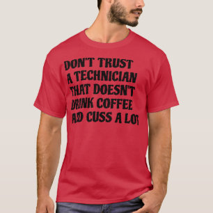Tekniker som dricker kaffe klär en massa t shirt