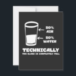 Tekniskt sett är glaset helt och hållet Fullt. Vykort<br><div class="desc">Glas som är konstruerat för 50 % luft och 50 % vatten skapar det helt och hållet fullt. Perfekt för vetenskapen fläkt,  lärare och humor älskare.</div>