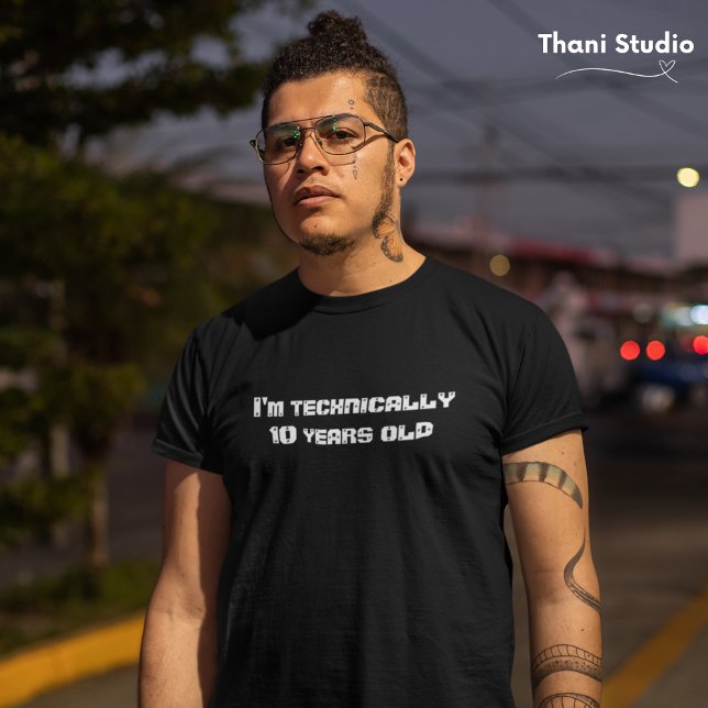 Tekniskt sett är jag... år gammal läpp-årsjubileum t shirt (Skapare uppladdad)