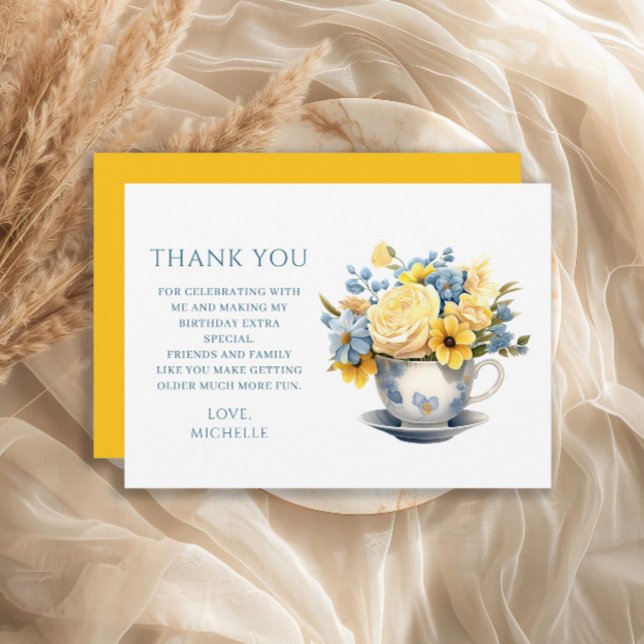 Tekopp Gult Blåa blommor födelsedag Tack Kort (Blue teacup and yellow flowers birthday party Thank You card)