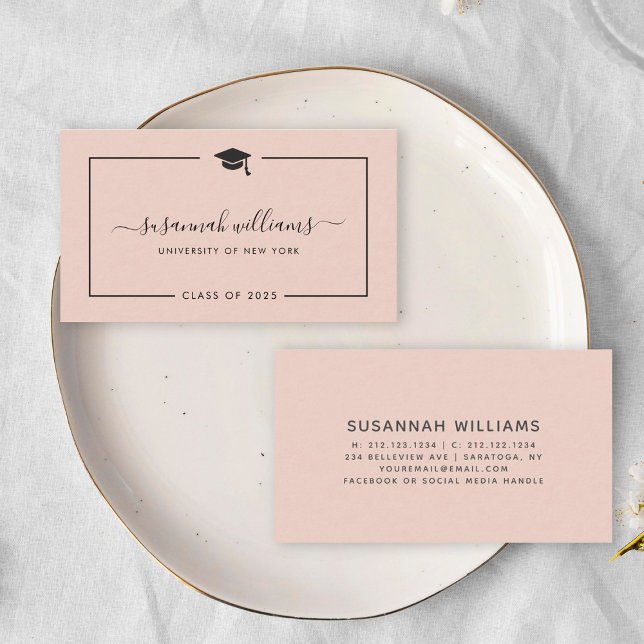 Telefonkortet Ro Studenten i det moderna Chicen Visitkort (Two elegant, pale pink graduation business cards with cursive text and grad cap on a white plate.  )