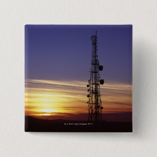 Telekommunikationar mast på solnedgången knapp