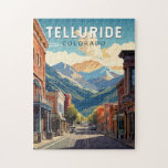 Telluride Colorado Travel Art Vintage Pussel<br><div class="desc">Telluride-reflektorns rörelsemönster i ett emblem stil. Telluride,  en före detta Victoriansk gruvstad i Colorados Rocky mountains,  är inlagd i en ask canyon mitt bland skogstoppar på basen av en populär skidanläggning.</div>