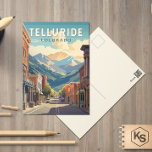 Telluride Colorado Travel Art Vintage Vykort<br><div class="desc">Telluride-reflektorns rörelsemönster i ett emblem stil. Telluride,  en före detta Victoriansk gruvstad i Colorados Rocky mountains,  är inlagd i en ask canyon mitt bland skogstoppar på basen av en populär skidanläggning.</div>