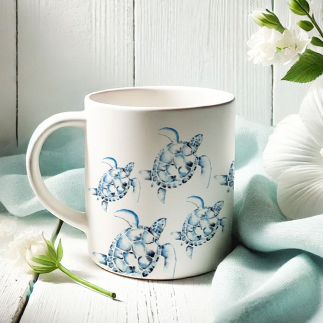 Tema för blåhavssköldpadda kaffemugg (Sea turtle mugs blue watercolor art by Victoria Grigaliunas of Do Tell A Belle.)