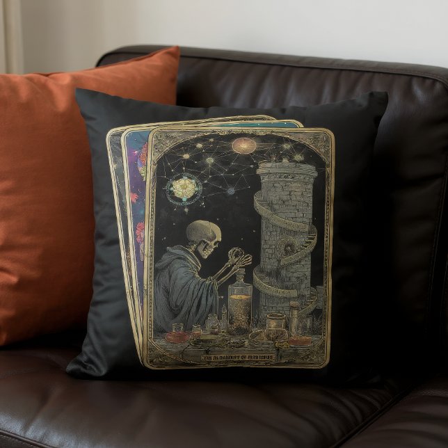 Temperance/Alchemy Tarotkort på svart Kudde (Black pillow with a tarot card design sits on a couch.)