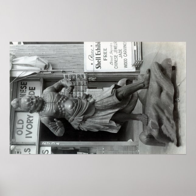 Temple Guard Statue vid Pacific Curio Shop Poster (Framsidan)