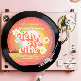 Ten är en Vibe Groovy Retro Vinyl Rainbow-Daisy Inbjudningar