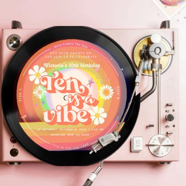 Ten är en Vibe Groovy Retro Vinyl Rainbow-Daisy Inbjudningar (Skapare uppladdad)