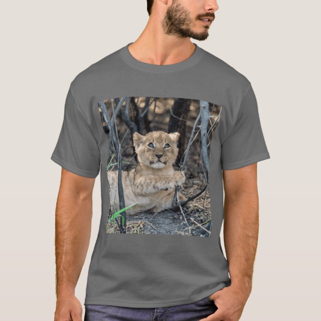 Tender Lion Cub Dreaming in the Shade African Wild T Shirt (Framsida)