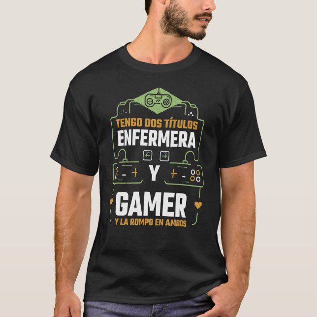 Tengo Dos Títulos Enfermera Y Gamer Y La Rompo en T Shirt (Framsida)