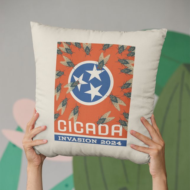 Tennessee Flagga Cicada Invasion Kudde (Person holding up pillow)