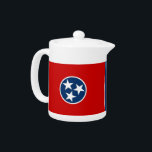 Tennessee Statlig flagga Tekanna<br><div class="desc">Lägg till ett litet Tennessee-pride till din tetid med vår exklusiv tekanna med flagga Tennessee! Den här tekannan är designad för att blanda elegans med statlig stolthet, och är inte bara en dryckesserver. Den är en firande av Tennessee:s kulturarv och betydelse för riken. Den slående designen visningar den ikoniska Tennessee-flagga...</div>