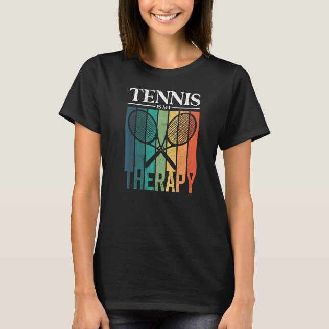 Tennis är min terapapy Tennis Player Racket T Shirt (Framsida)