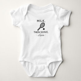 Tennis Baby-meddelande mjölk, sedan servera - Tenn T Shirt