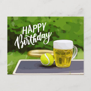 Tennis Birthday med Beer och boll racket på grönt Vykort