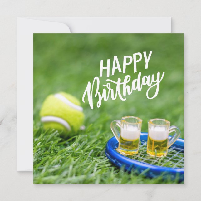 Tennis Birthday med boll och öl på grönt gräs (Framsida)