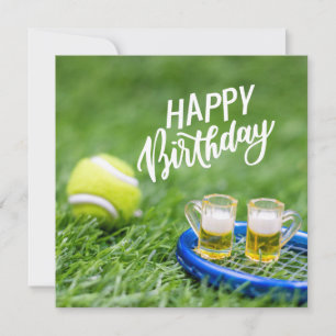 Tennis Birthday med boll och öl på grönt gräs