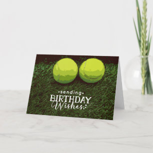 Tennis Birthday med boll på grönt gräs Kort