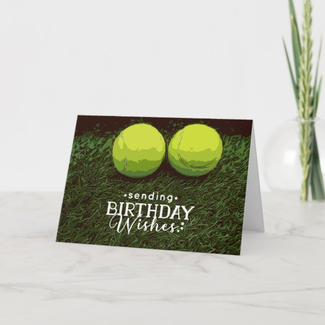 Tennis Birthday med boll på grönt gräs Kort (Framsida)