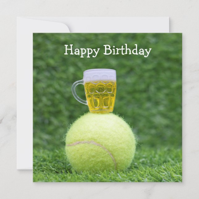 Tennis boll med öl på gröntens gräsfödelsedag kort (Framsida)