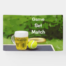 Tennis boll och glas av ölvildsmatch