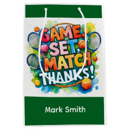 Tennis boll och racket vid domstolen med namn