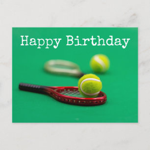 Tennis boll och rödracket på grönt Grattis på föde Vykort