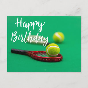 Tennis boll och rödracket på grönt Grattis på föde Vykort