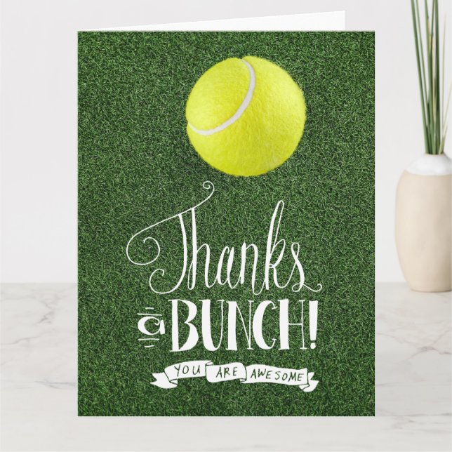 Tennis boll på grönt gräs tack kort (Framsida)