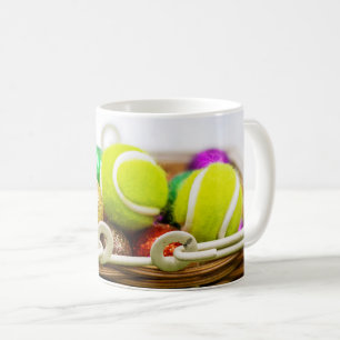Tennis bollar är i Påsk basket Kaffemugg