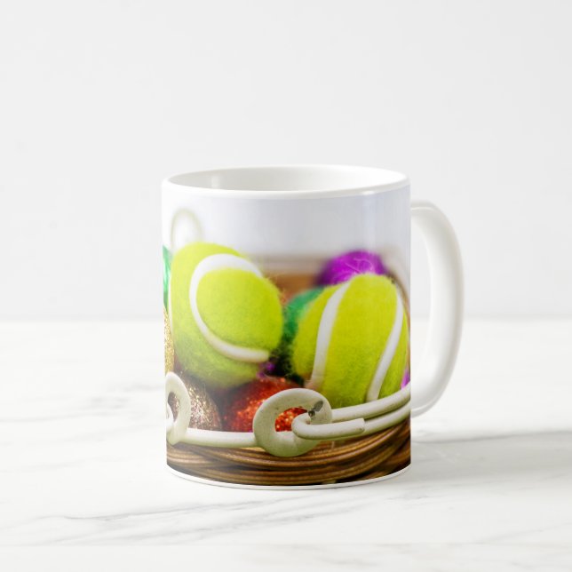 Tennis bollar är i Påsk basket Kaffemugg (Framsida höger)