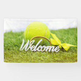 Tennis bollar och racketar välkomnar ord på grönt