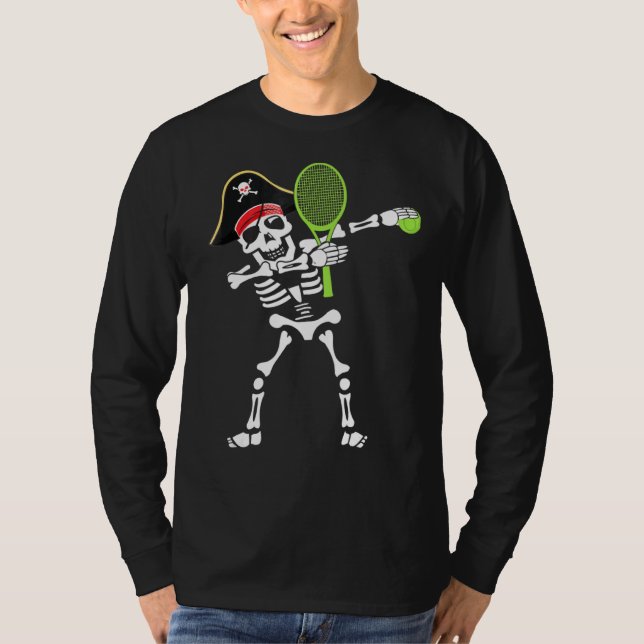 Tennis Dabbing Skeleton Pirat Hat Halloween T Shirt (Framsida)