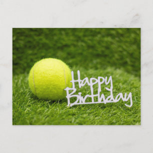 Tennis födelsedag med boll på grönt gräs kort