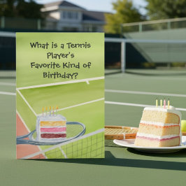 Tennis födelsedag rolig tårta serverad på tennisra kort
