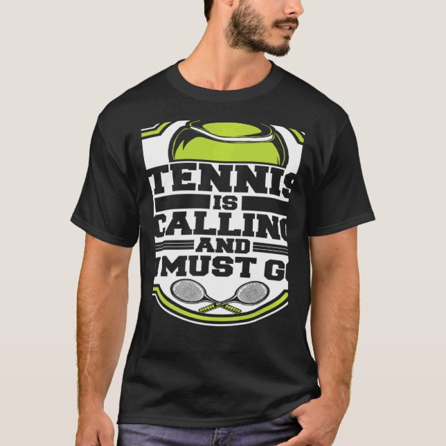 Tennis Is Calling And I Must Go Professional Tenni T Shirt (Framsida)