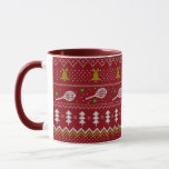 Tennis jul Sweater Knkunnig Mönster Red Julafton Mugg<br><div class="desc">Varma och mysiga vinterdagar och vinternätter illustrerar på ett sätt som ger en klassisk, ful julsvett med tennisracketar och grönt tennis bollar, jingle klockor, fir träd och snöflingor. Minimalistisk festiv mönster-svettare i Julafton i ljusblått och vitt för tennisspelare. Tunnnis Jul mönster svettare. Tennis Julafton design. Skandi tennis jul Noel-presenter. Nordiska...</div>