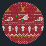 Tennis jul Sweater Knkunnig Mönster Red Julafton Runt Klistermärke<br><div class="desc">Varma och mysiga vinterdagar och vinternätter illustrerar på ett sätt som ger en klassisk, ful julsvett med tennisracketar och grönt tennis bollar, jingle klockor, fir träd och snöflingor. Minimalistisk festiv mönster-svettare i Julafton i ljusblått och vitt för tennisspelare. Tunnnis Jul mönster svettare. Tennis Julafton design. Skandi tennis jul Noel-presenter. Nordiska...</div>