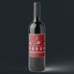 Tennis jul Sweater Knkunnig Mönster Red Julafton Vinflaska Etikett<br><div class="desc">Varma och mysiga vinterdagar och vinternätter illustrerar på ett sätt som ger en klassisk, ful julsvett med tennisracketar och grönt tennis bollar, jingle klockor, fir träd och snöflingor. Minimalistisk festiv mönster-svettare i Julafton i ljusblått och vitt för tennisspelare. Tunnnis Jul mönster svettare. Tennis Julafton design. Skandi tennis jul Noel-presenter. Nordiska...</div>