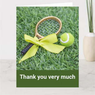 Tennis med racket och bollar på grönt gräs tack kort