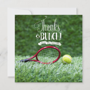 Tennis med racket och bollar på grönt gräs tack kort
